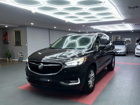 Used 2018 Buick Enclave Essence image 2