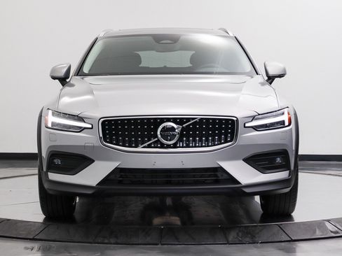 Used 2025 Volvo V60 B5 Cross Country Ultra w/ Protection Package Premier AWD/4WD image 8