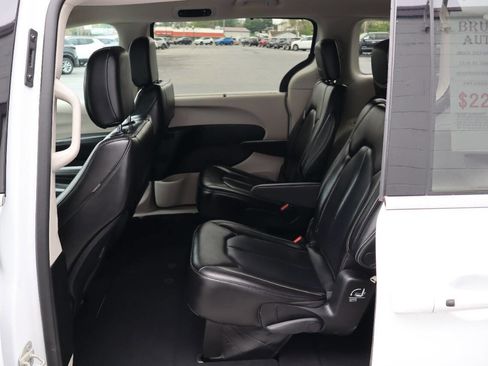 Used 2023 Chrysler Pacifica Touring-L FWD image 5