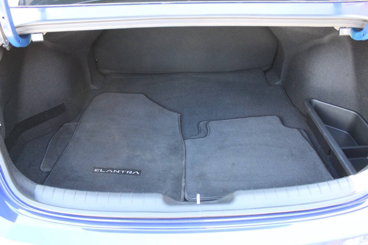 Used 2025 Hyundai Elantra SE FWD image 19