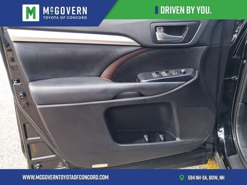 Used 2019 Toyota Highlander XLE w/ Carpet Mat Package (TMS) AWD/4WD image 11