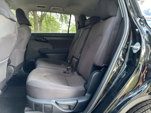 Used 2025 Toyota Highlander LE FWD image 27