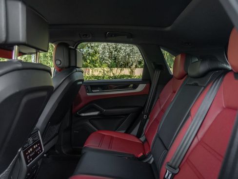 Used 2024 Porsche Cayenne AWD/4WD image 21