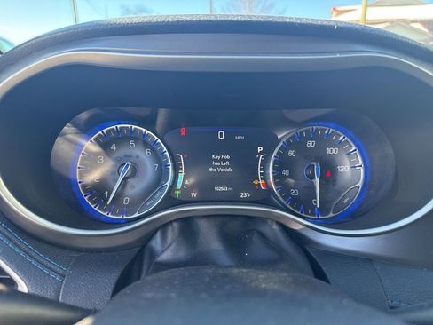 Used 2021 Chrysler Pacifica Touring w/ Uconnect Theater Family Group image 6