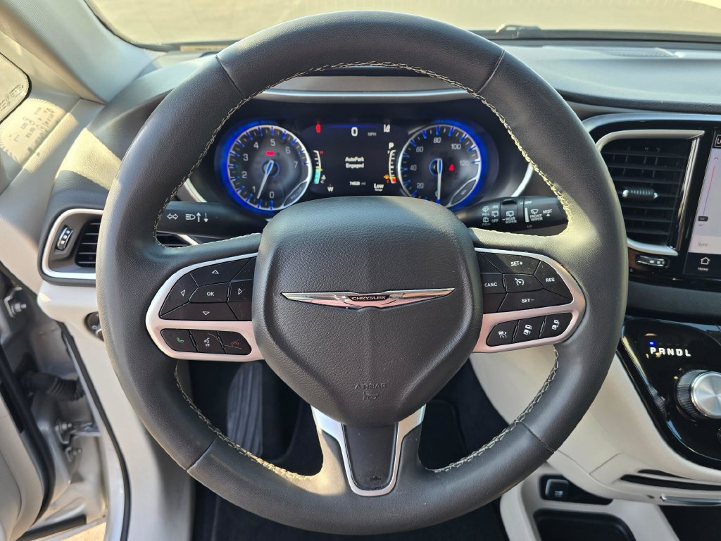 Used 2024 Chrysler Pacifica Touring-L FWD image 17