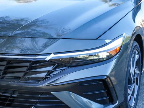 New 2025 Hyundai Elantra Limited image 7