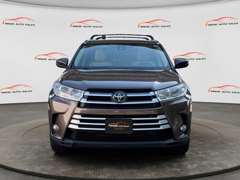 Used 2019 Toyota Highlander XLE AWD/4WD image 3