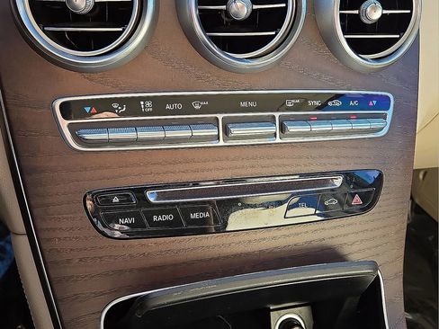 Used 2019 Mercedes-Benz GLC 300 w/ Premium Package image 29