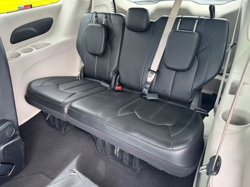 Used 2021 Chrysler Pacifica Touring-L FWD image 6