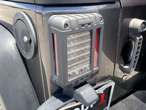 Used 2016 Jeep Wrangler Unlimited Sport w/ Connectivity Group AWD/4WD image 27