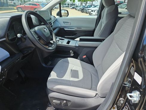 Used 2025 Toyota Sienna LE FWD image 11