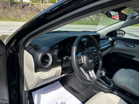 Used 2022 Kia Forte LXS FWD image 16