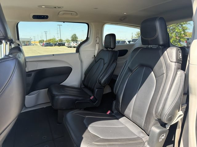Used 2023 Chrysler Pacifica Touring-L FWD image 12