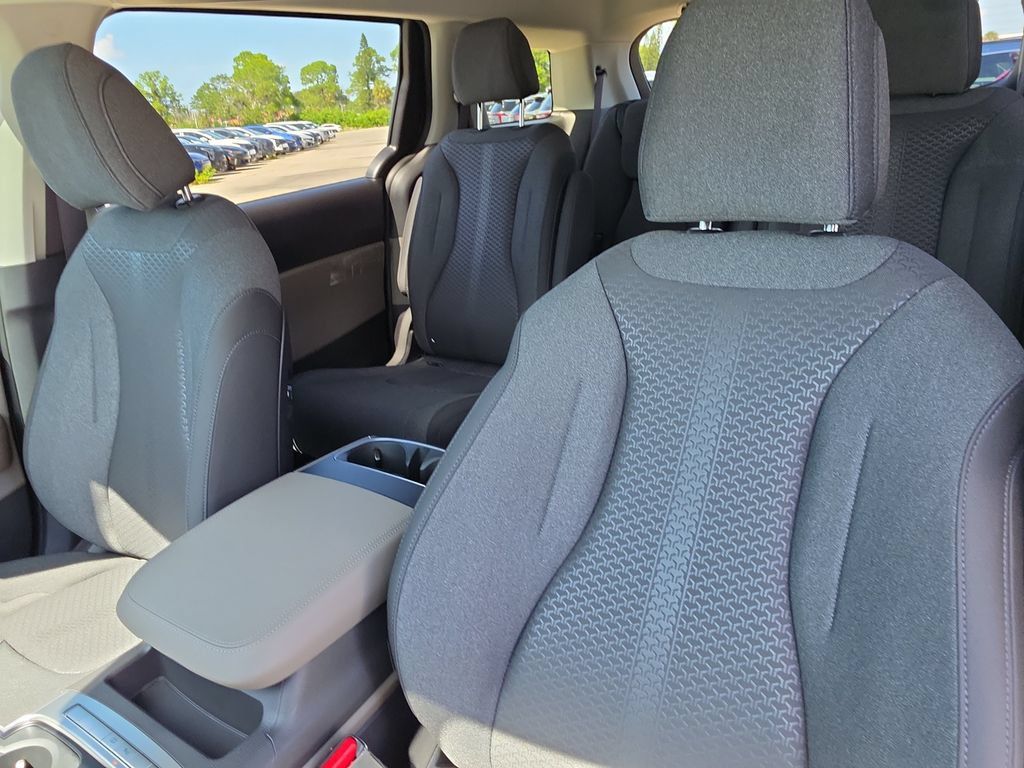 New 2027 Kia Carnival LX FWD image 22