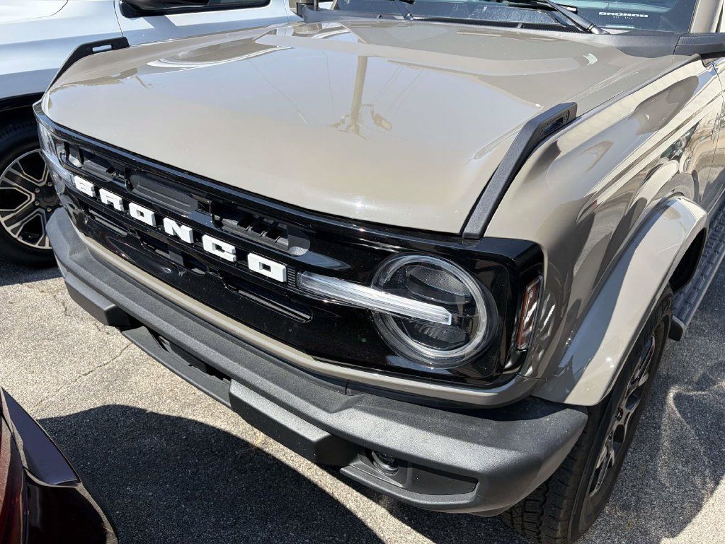 Used 2025 Ford Bronco Outer Banks AWD/4WD image 2
