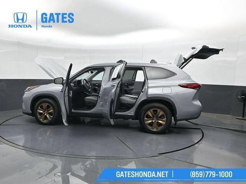 Used 2023 Toyota Highlander Bronze Edition AWD/4WD image 58