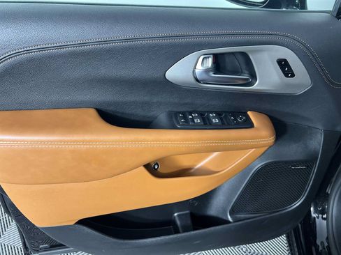 Used 2025 Chrysler Pacifica Pinnacle FWD image 10