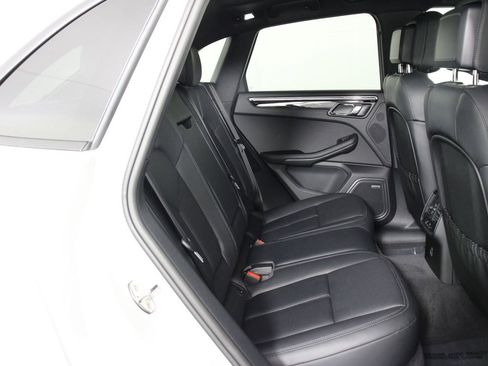 Certified 2025 Porsche Macan AWD/4WD image 32