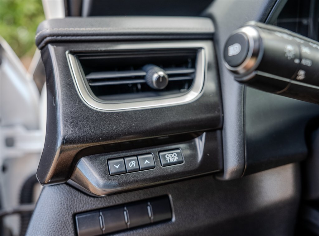 Used 2019 Lexus UX 200 FWD image 18