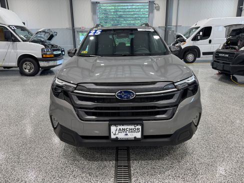 Used 2025 Subaru Forester Premium AWD/4WD image 2
