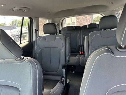 Used 2023 Jeep Grand Cherokee L Laredo image 12