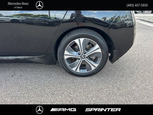 Used 2019 Nissan Leaf SV w/ SV Technology Package FWD image 6