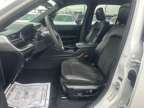 Used 2023 Jeep Grand Cherokee Altitude image 16