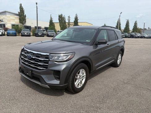 Used 2025 Ford Explorer Active AWD/4WD image 2