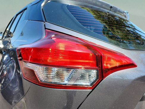 Used 2019 Nissan Kicks S image 29