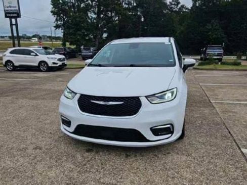Used 2023 Chrysler Pacifica Touring-L FWD image 3