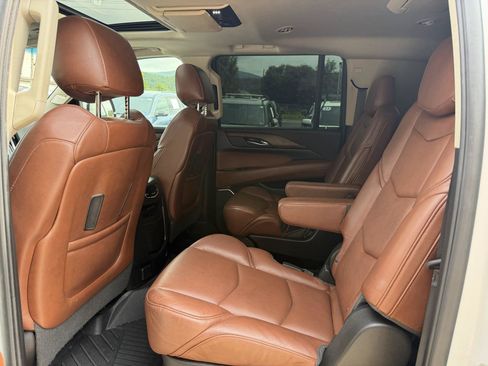 Used 2018 Cadillac Escalade ESV Premium Luxury AWD/4WD image 25