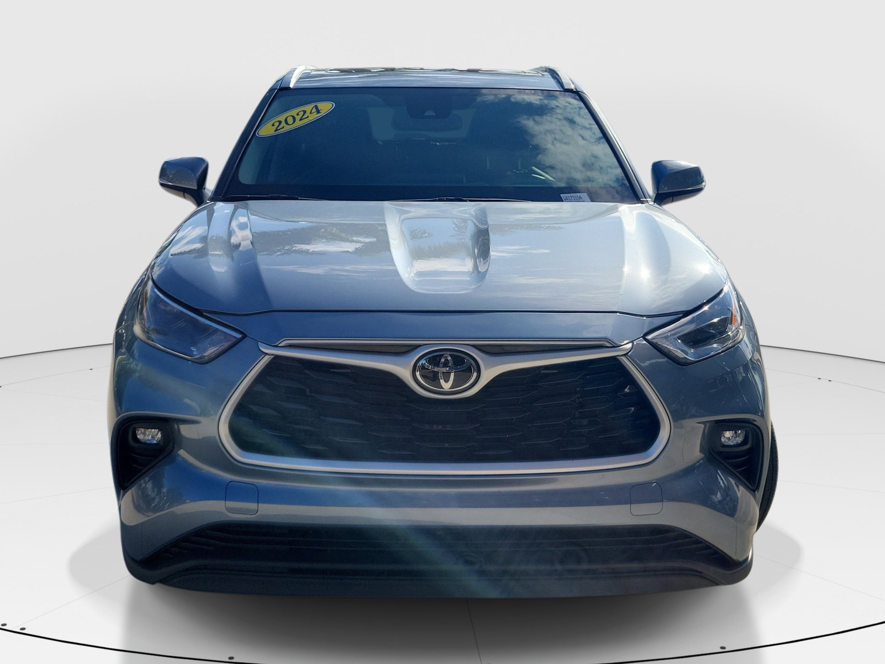Used 2024 Toyota Highlander XLE FWD image 2