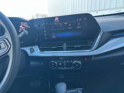 Used 2025 Chevrolet Trax LT image 18