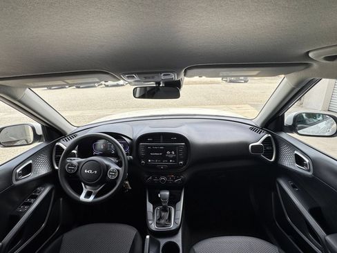 Used 2025 Kia Soul LX w/ LX Technology Package FWD image 31