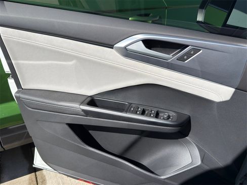 New 2026 Volkswagen Taos SE image 18