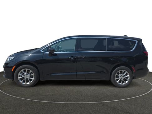 Used 2023 Chrysler Pacifica Touring-L AWD/4WD image 2