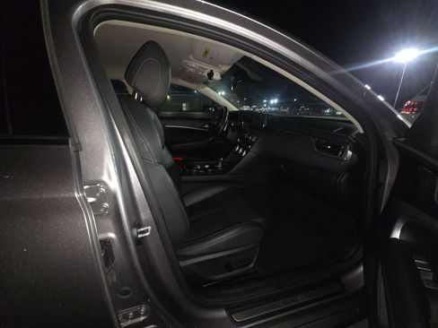 Used 2023 Genesis G70 2.0T image 7