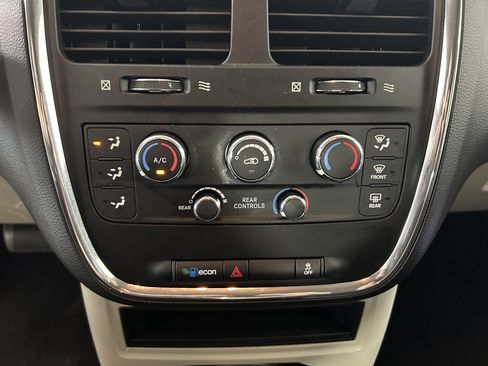 Used 2018 Dodge Grand Caravan SE w/ UConnect Hands-Free Group FWD image 20