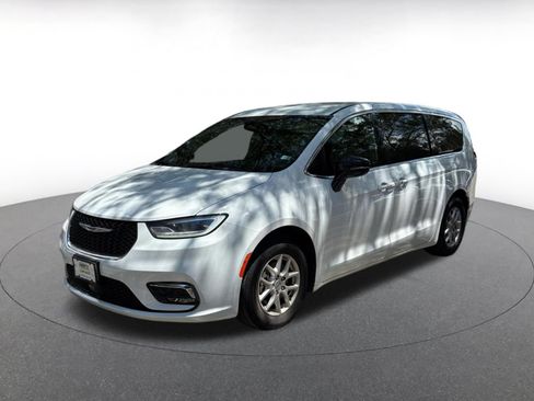Used 2025 Chrysler Pacifica Select FWD image 3