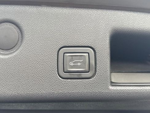 Used 2023 Chevrolet Equinox Premier image 17