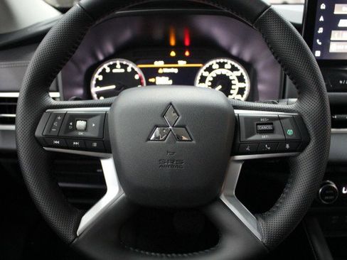 New 2025 Mitsubishi Outlander SE image 15