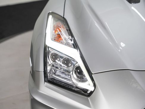 Used 2018 Nissan GT-R NISMO AWD/4WD image 12
