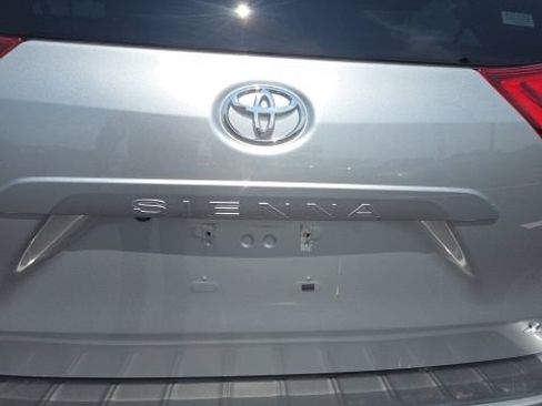 Used 2017 Toyota Sienna XLE w/ XLE Navigation Package FWD image 35