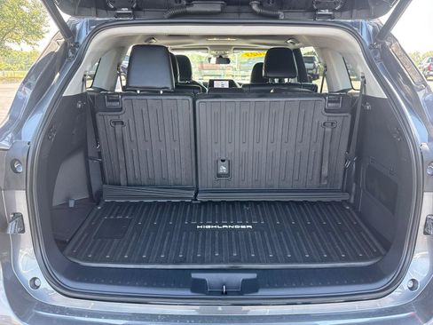 Used 2023 Toyota Highlander XLE AWD/4WD image 8