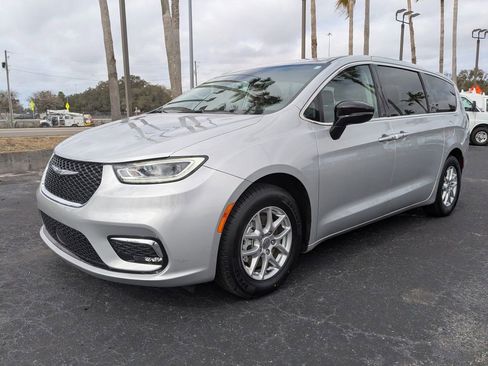 Used 2024 Chrysler Pacifica Touring-L image 8