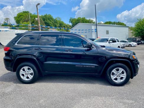 Used 2017 Jeep Grand Cherokee Laredo w/ Quick Order Package 23E AWD/4WD image 8