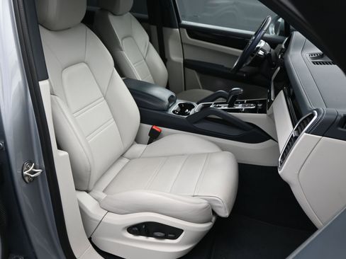 Certified 2022 Porsche Cayenne S image 10