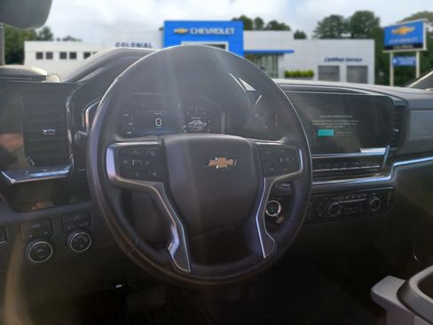 Used 2025 Chevrolet Silverado 1500 LT AWD/4WD image 9