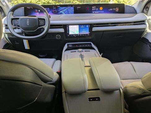 New 2025 Lincoln Navigator L Reserve AWD/4WD image 6