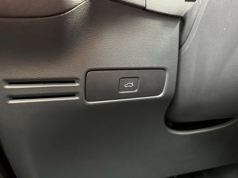 Certified 2025 Volvo XC40 B5 Core image 30